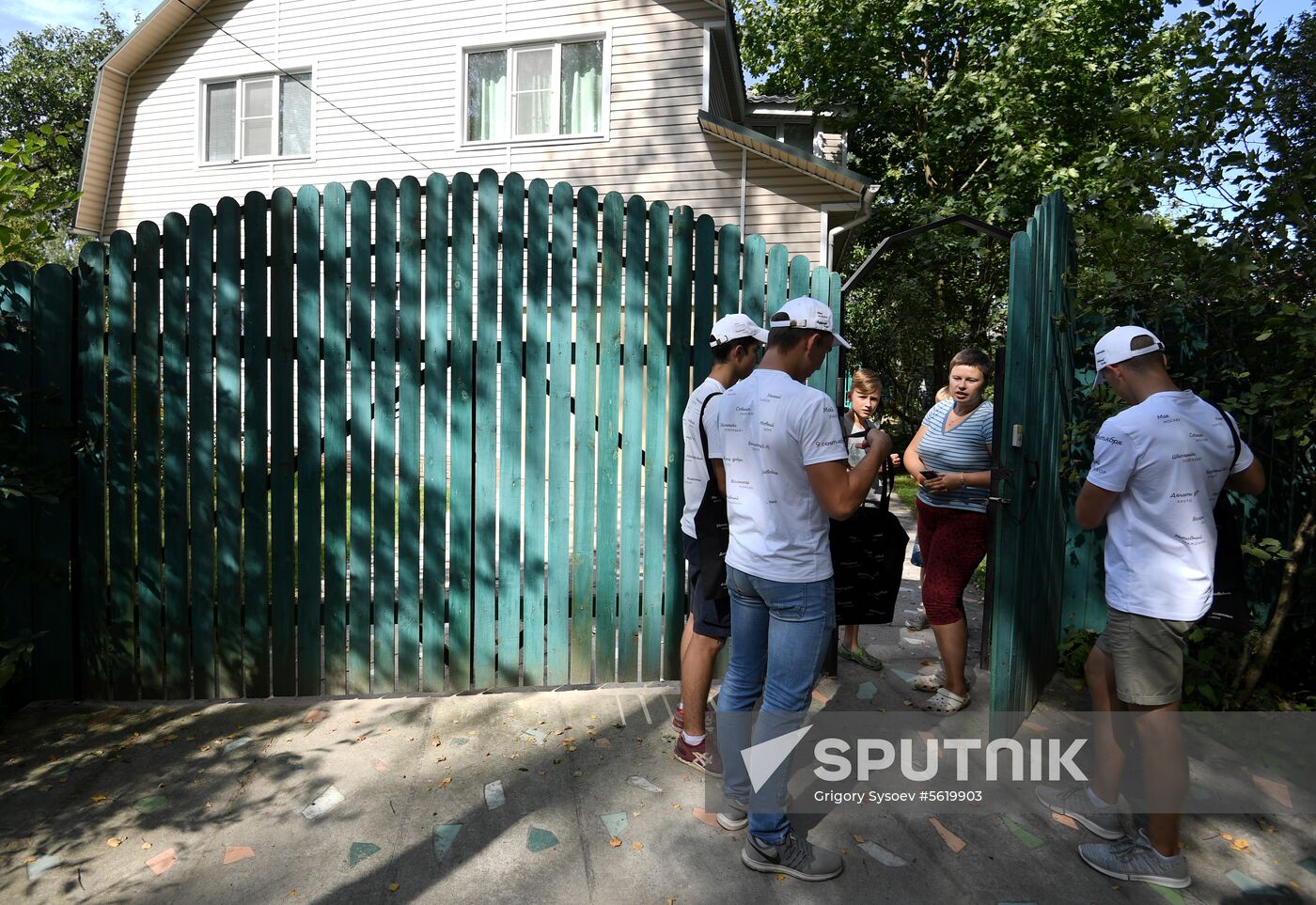 Moscow mayoral candidate Sergei Sobyanin campaigns in suburban cooperatives