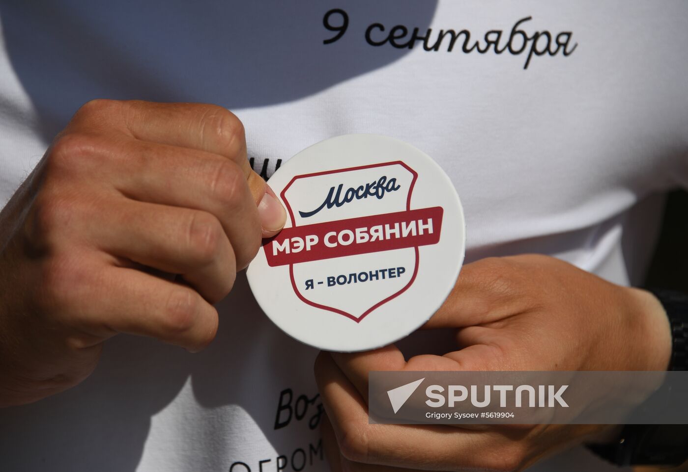 Moscow mayoral candidate Sergei Sobyanin campaigns in suburban cooperatives