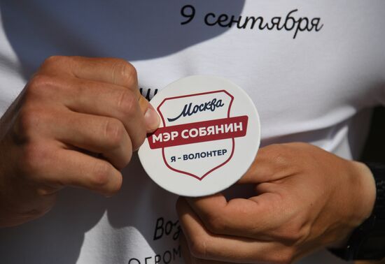 Moscow mayoral candidate Sergei Sobyanin campaigns in suburban cooperatives