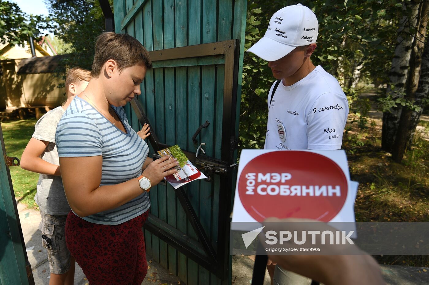Moscow mayoral candidate Sergei Sobyanin campaigns in suburban cooperatives