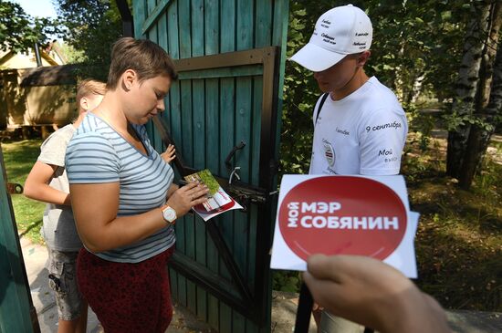 Moscow mayoral candidate Sergei Sobyanin campaigns in suburban cooperatives