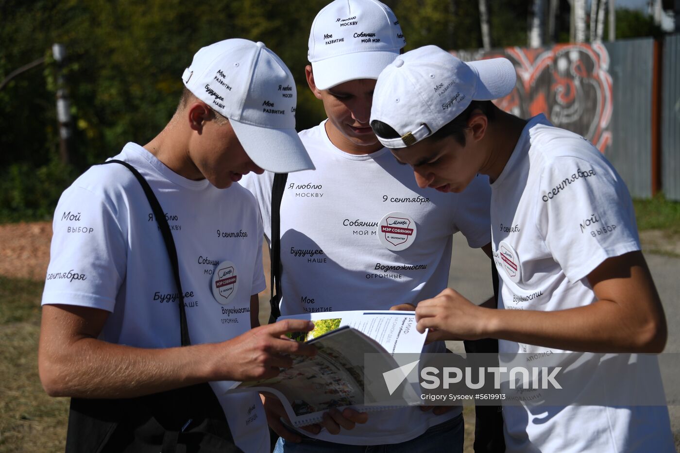 Moscow mayoral candidate Sergei Sobyanin campaigns in suburban cooperatives