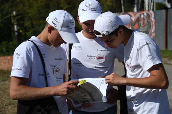 Moscow mayoral candidate Sergei Sobyanin campaigns in suburban cooperatives