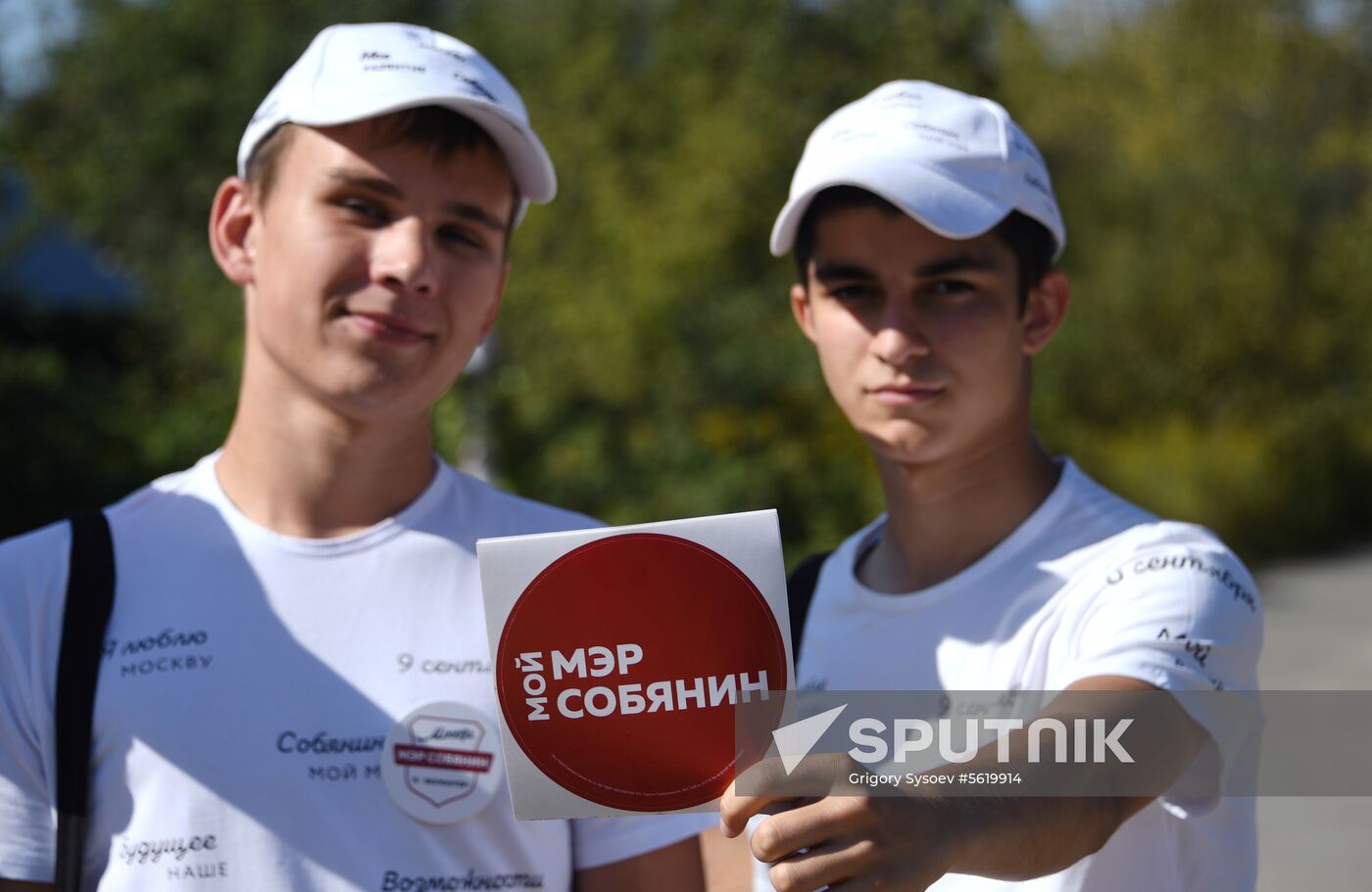 Moscow mayoral candidate Sergei Sobyanin campaigns in suburban cooperatives