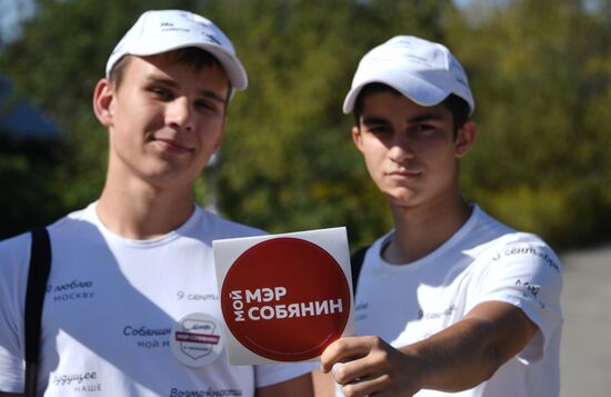 Moscow mayoral candidate Sergei Sobyanin campaigns in suburban cooperatives