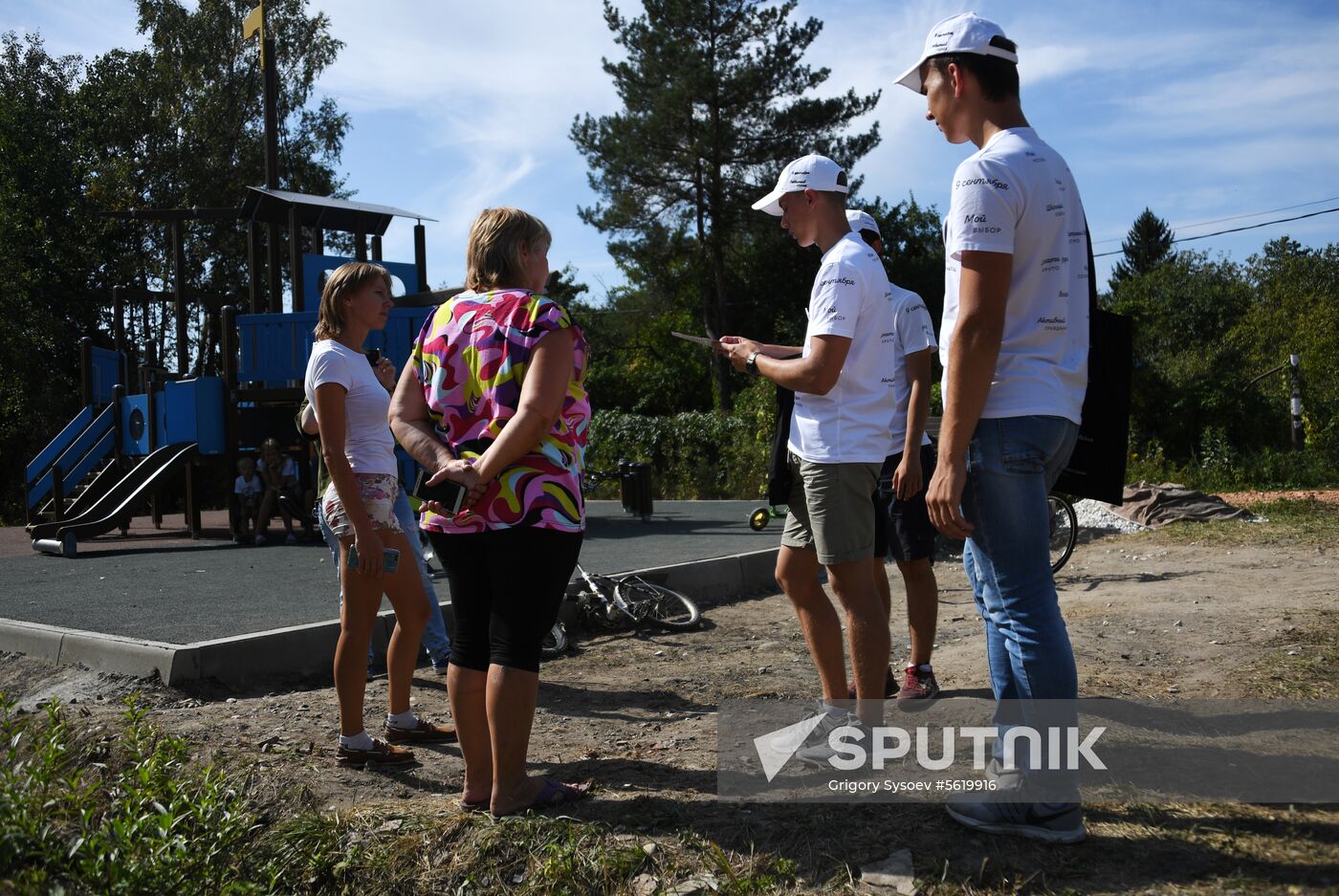 Moscow mayoral candidate Sergei Sobyanin campaigns in suburban cooperatives