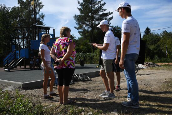 Moscow mayoral candidate Sergei Sobyanin campaigns in suburban cooperatives