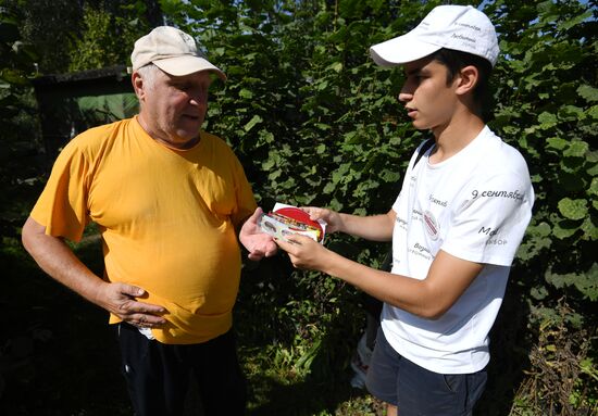 Moscow mayoral candidate Sergei Sobyanin campaigns in suburban cooperatives