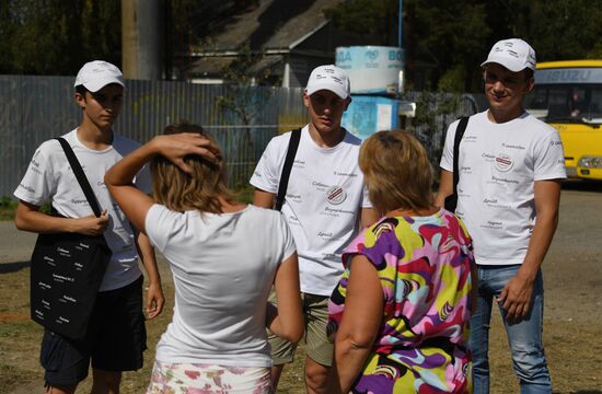 Moscow mayoral candidate Sergei Sobyanin campaigns in suburban cooperatives