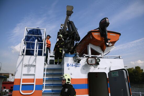 Firefighting and rescue boat at Paveletskaya Embankment