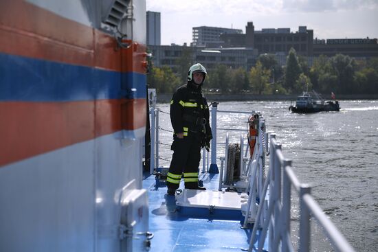Firefighting and rescue boat at Paveletskaya Embankment