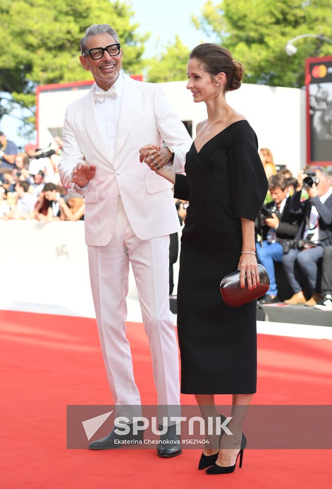 Actor Jeff Goldblum with his wife Emilie Livingston on the red carpet for the premiere of the film The Mountain held as part of the 75th Venice Film Festival. Location: Italy, Venice. Author: Ekaterina Chesnokova/Sputnik. 75th Venice Film Festival. Day two
