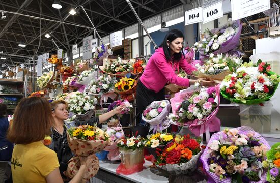 Selling flowers ahead of school year