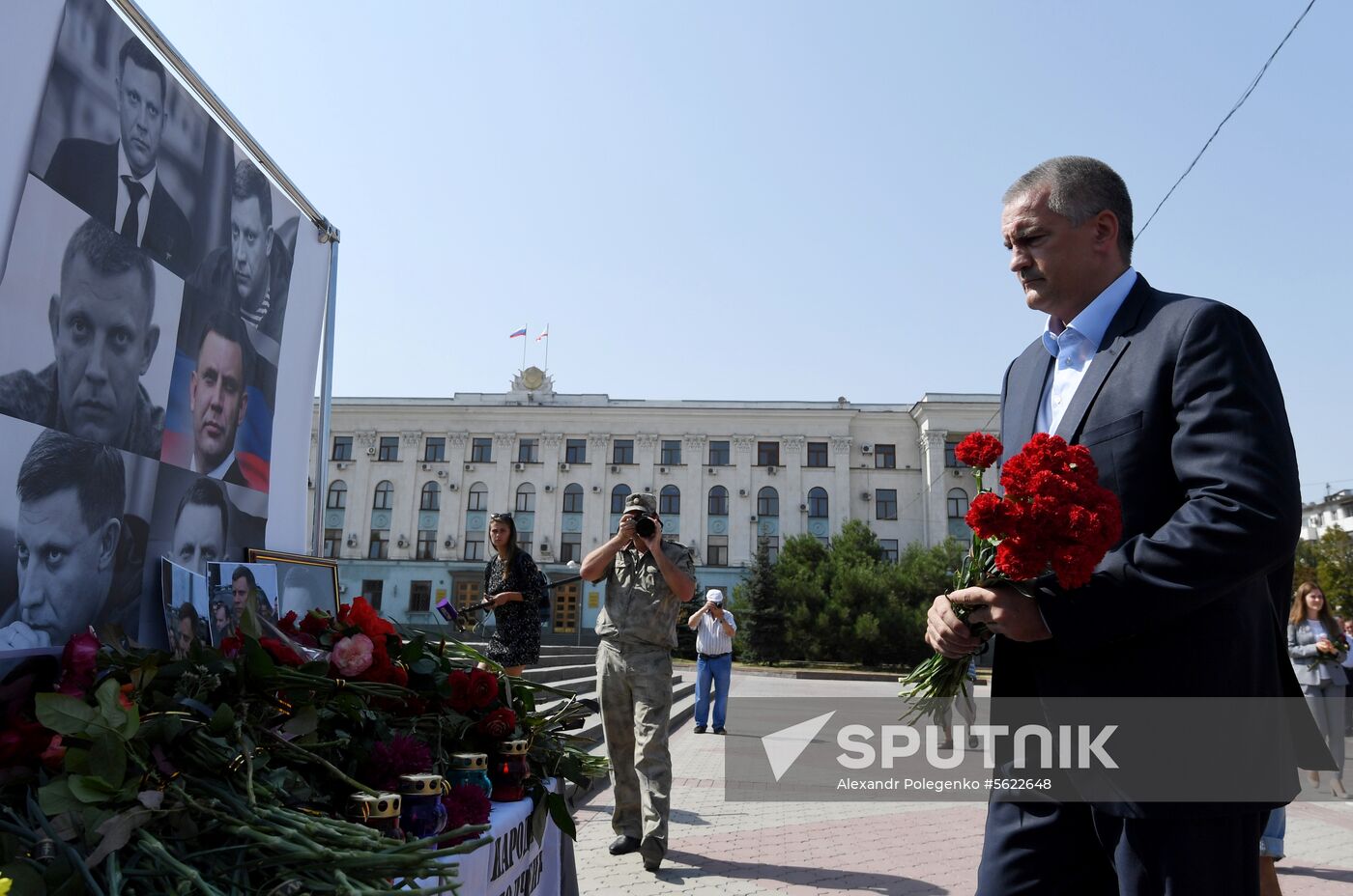 People in Crimea pay tribute to Alexander Zakharchenko