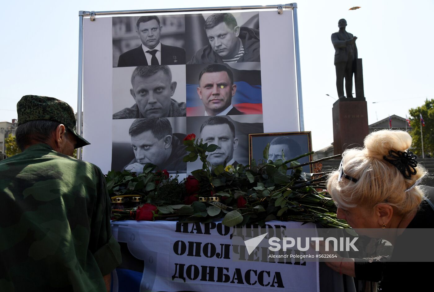People in Crimea pay tribute to Alexander Zakharchenko