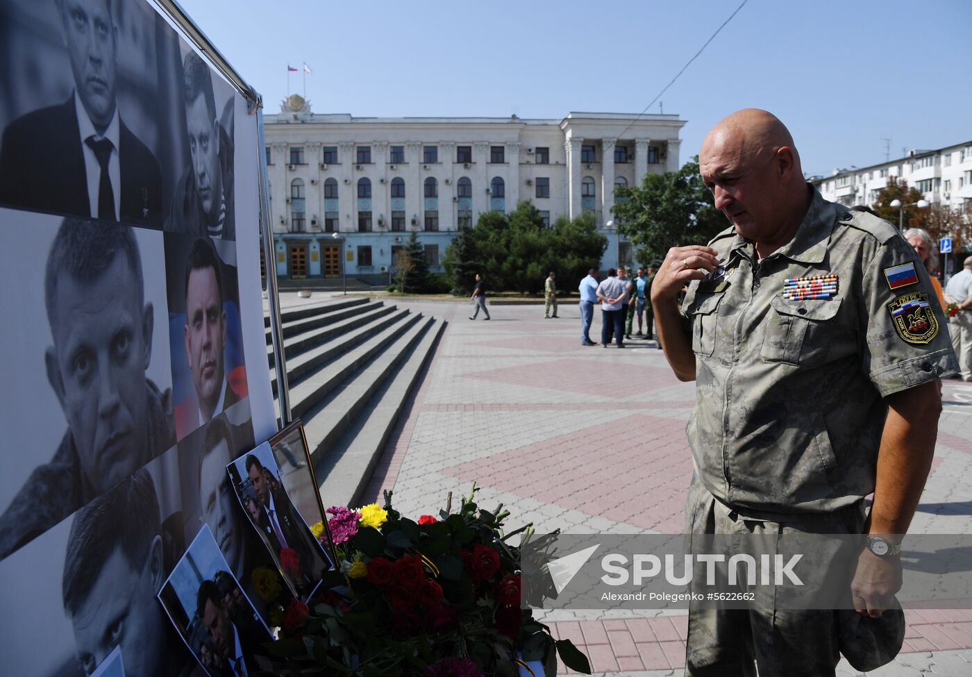 People in Crimea pay tribute to Alexander Zakharchenko