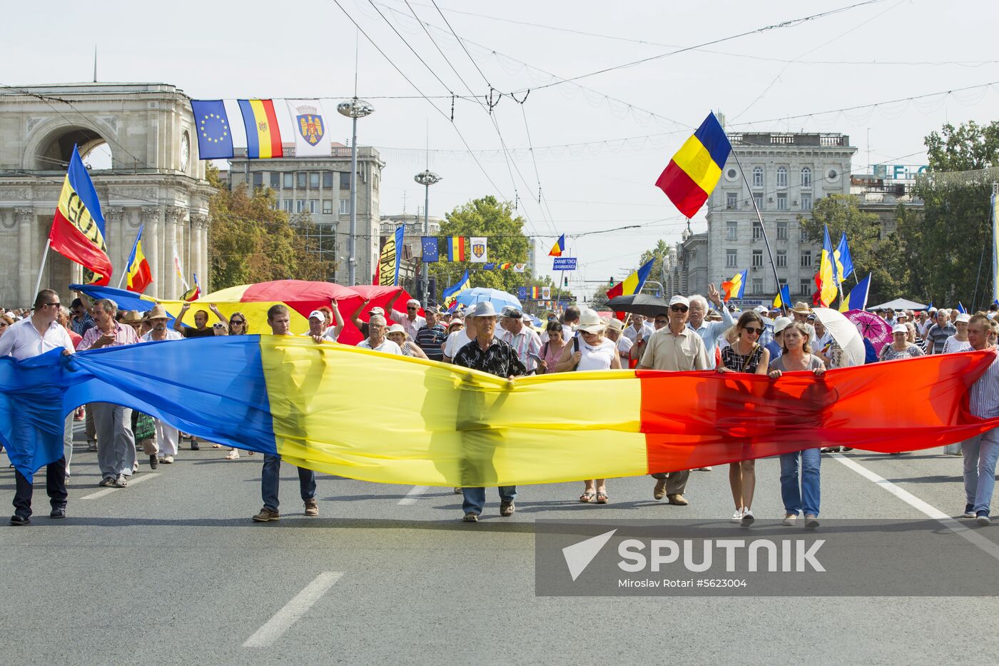 Supporters of unification of Moldova and Romania stage rally in Chisinau