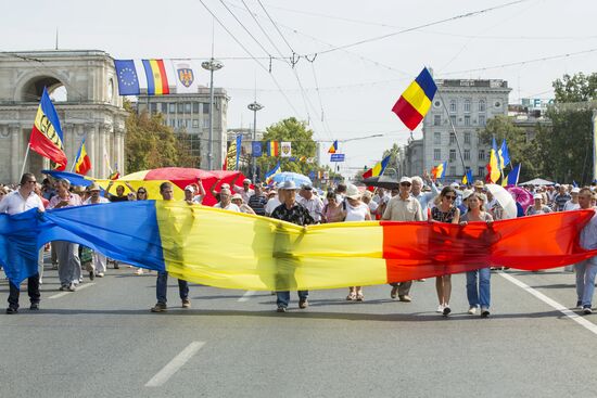 Supporters of unification of Moldova and Romania stage rally in Chisinau
