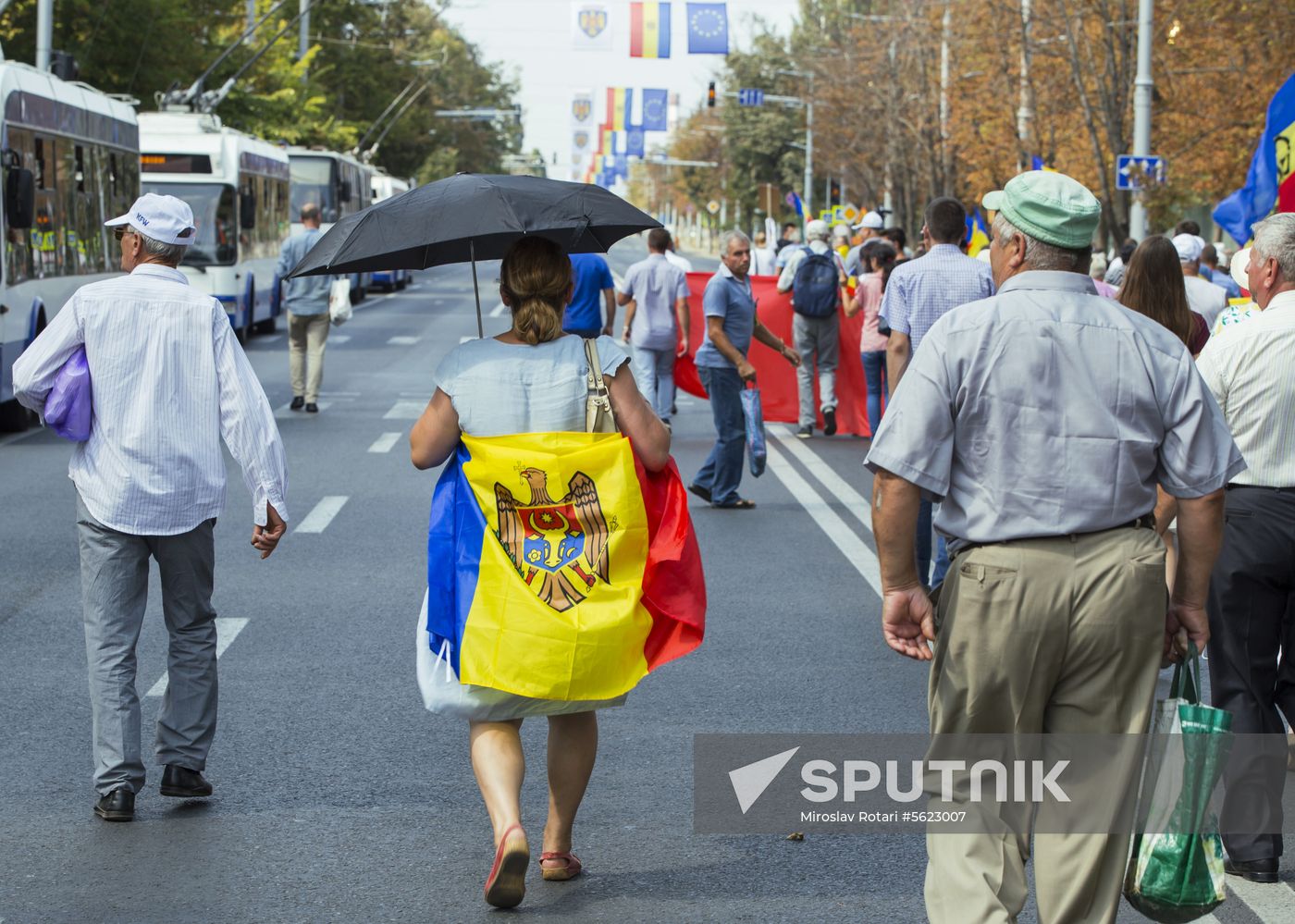 Supporters of unification of Moldova and Romania stage rally in Chisinau