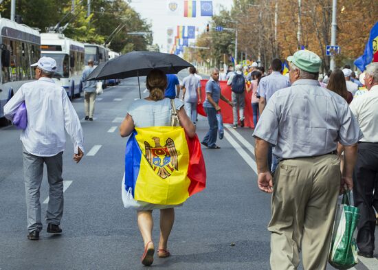 Supporters of unification of Moldova and Romania stage rally in Chisinau