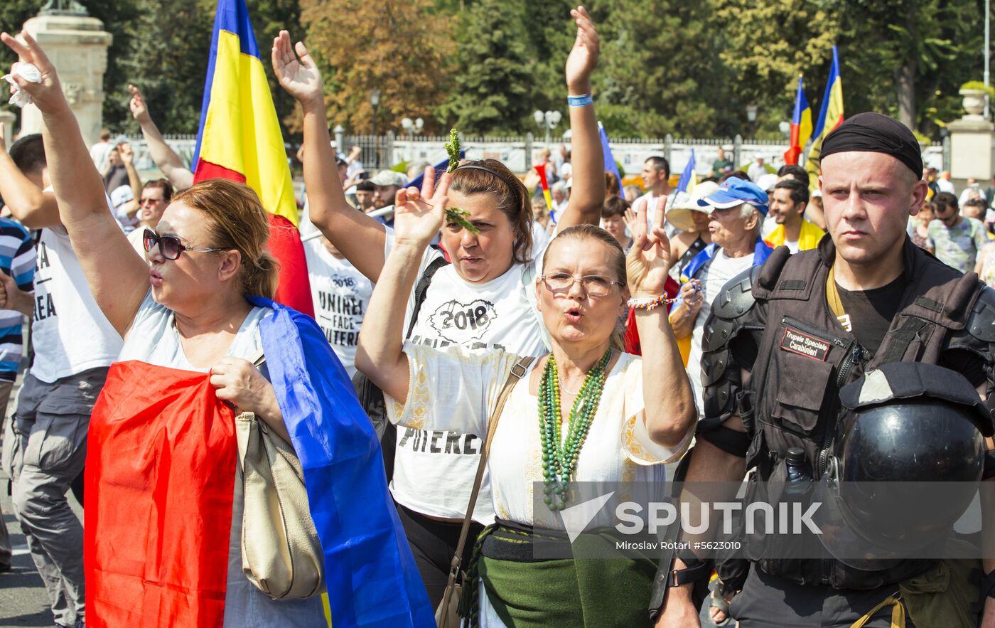 Supporters of unification of Moldova and Romania stage rally in Chisinau
