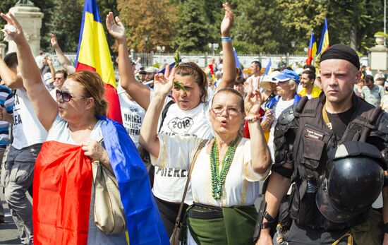 Supporters of unification of Moldova and Romania stage rally in Chisinau