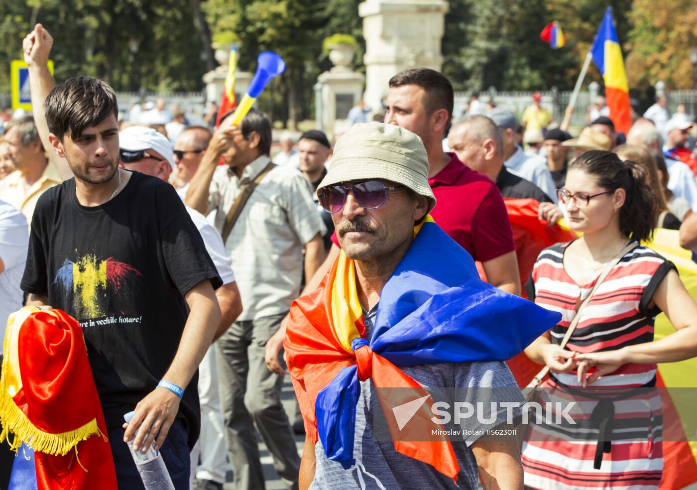 Supporters of unification of Moldova and Romania stage rally in Chisinau