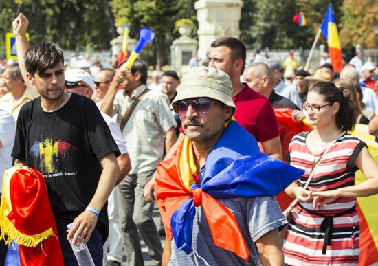 Supporters of unification of Moldova and Romania stage rally in Chisinau