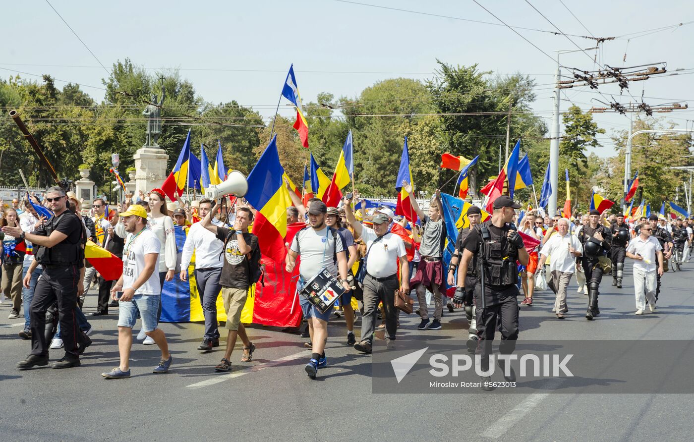 Supporters of unification of Moldova and Romania stage rally in Chisinau