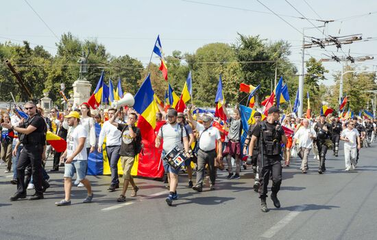 Supporters of unification of Moldova and Romania stage rally in Chisinau