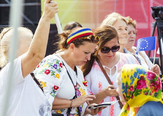 Supporters of unification of Moldova and Romania stage rally in Chisinau