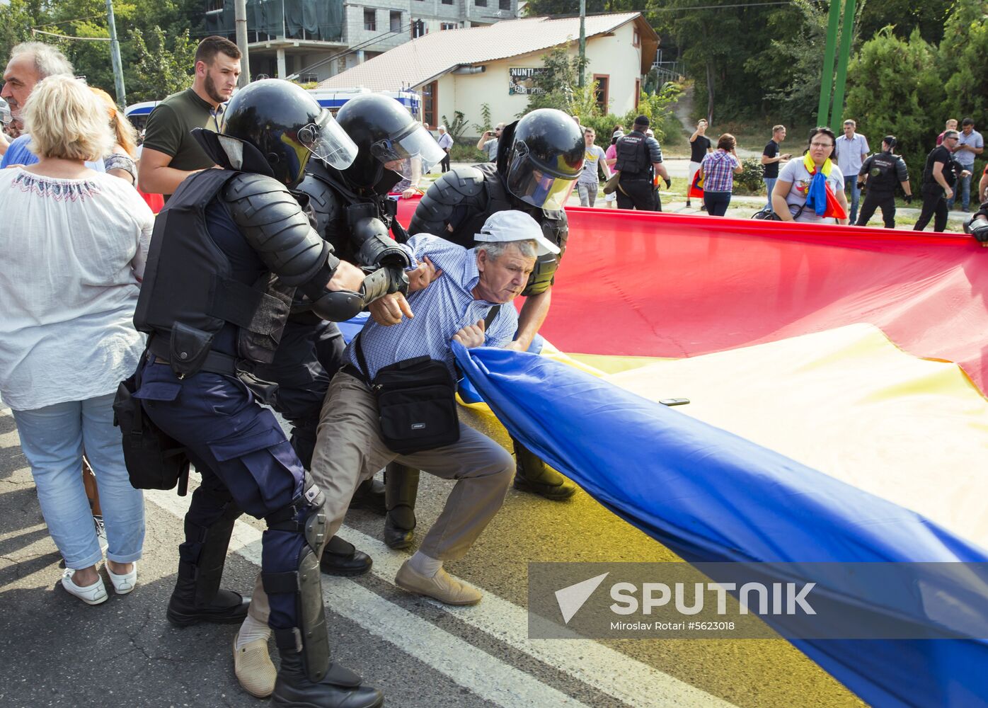 Supporters of unification of Moldova and Romania stage rally in Chisinau