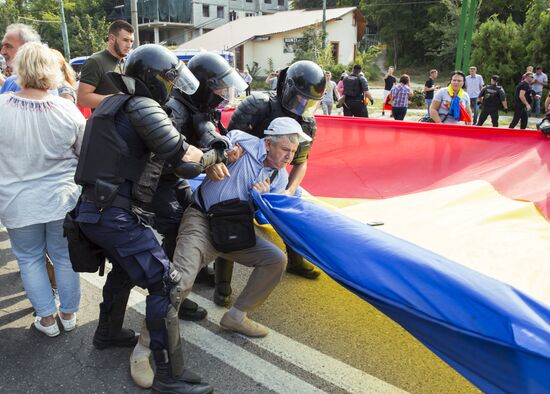 Supporters of unification of Moldova and Romania stage rally in Chisinau