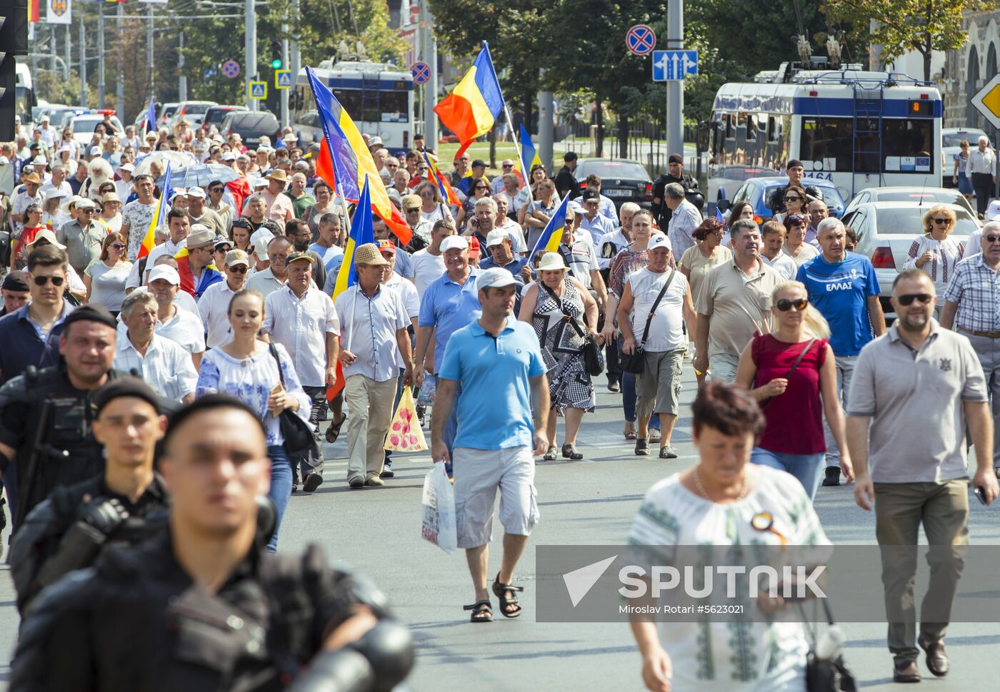 Supporters of unification of Moldova and Romania stage rally in Chisinau