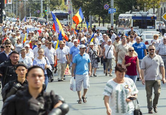 Supporters of unification of Moldova and Romania stage rally in Chisinau
