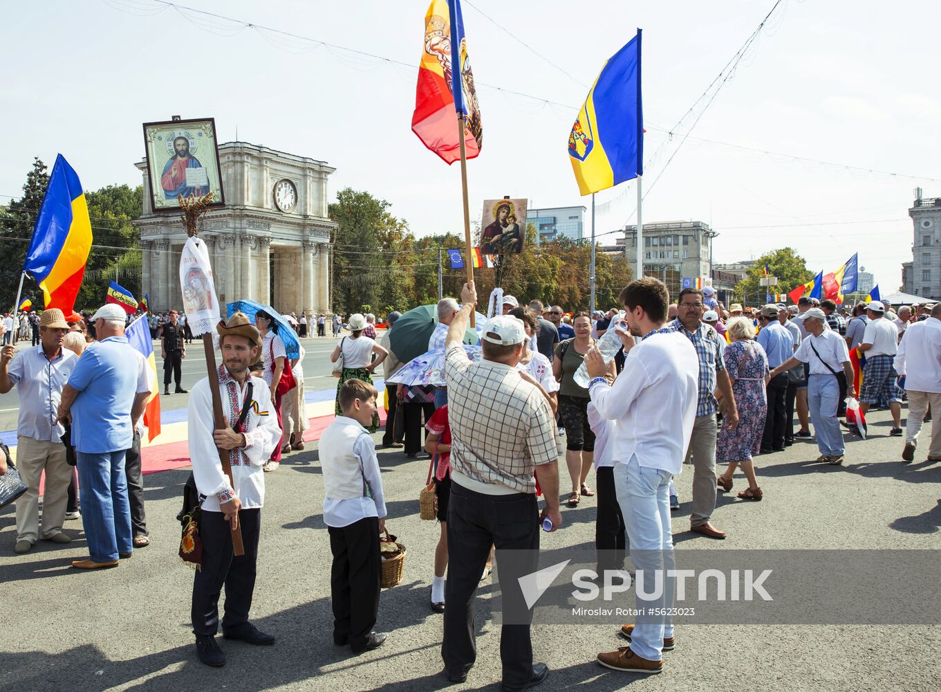 Supporters of unification of Moldova and Romania stage rally in Chisinau