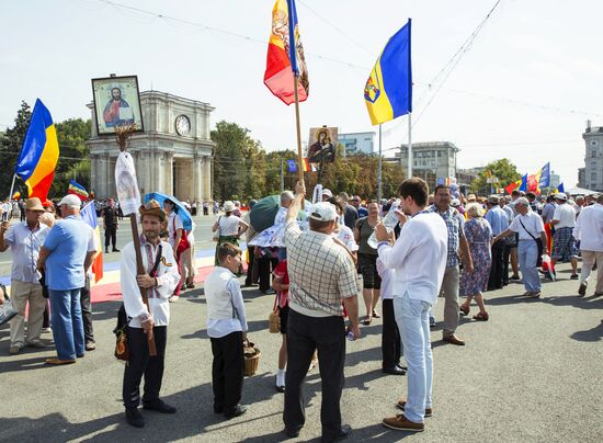 Supporters of unification of Moldova and Romania stage rally in Chisinau