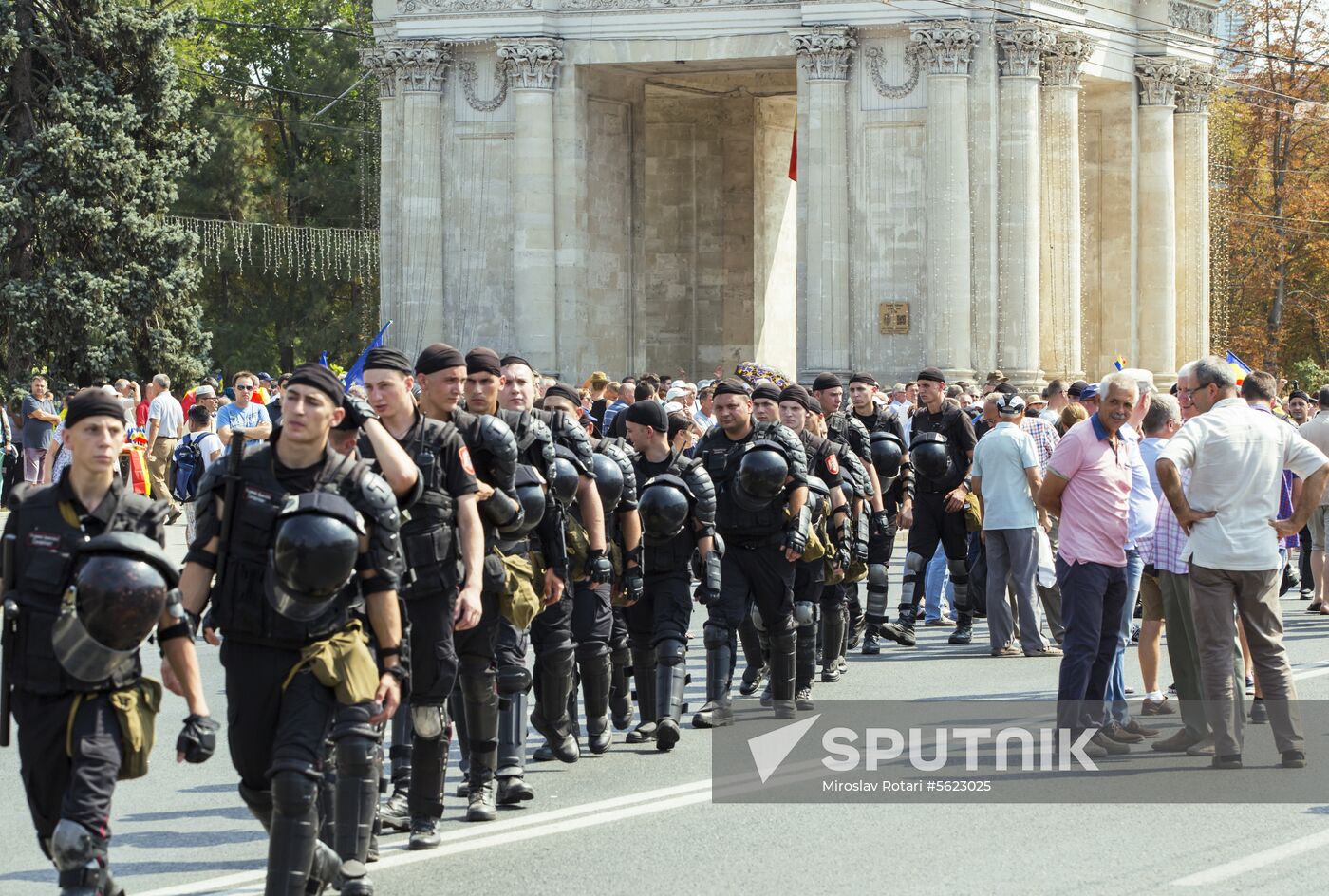 Supporters of unification of Moldova and Romania stage rally in Chisinau