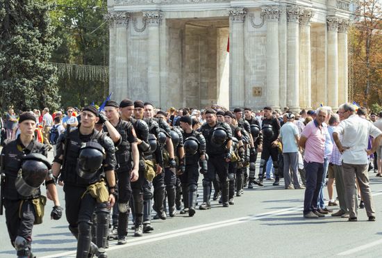 Supporters of unification of Moldova and Romania stage rally in Chisinau