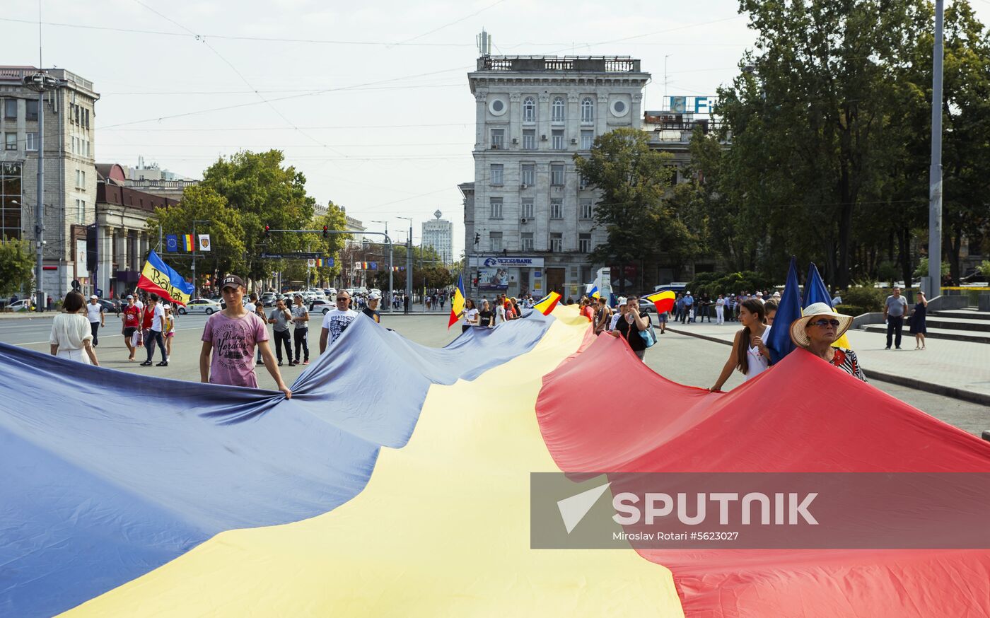 Supporters of unification of Moldova and Romania stage rally in Chisinau
