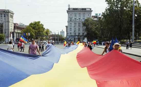 Supporters of unification of Moldova and Romania stage rally in Chisinau