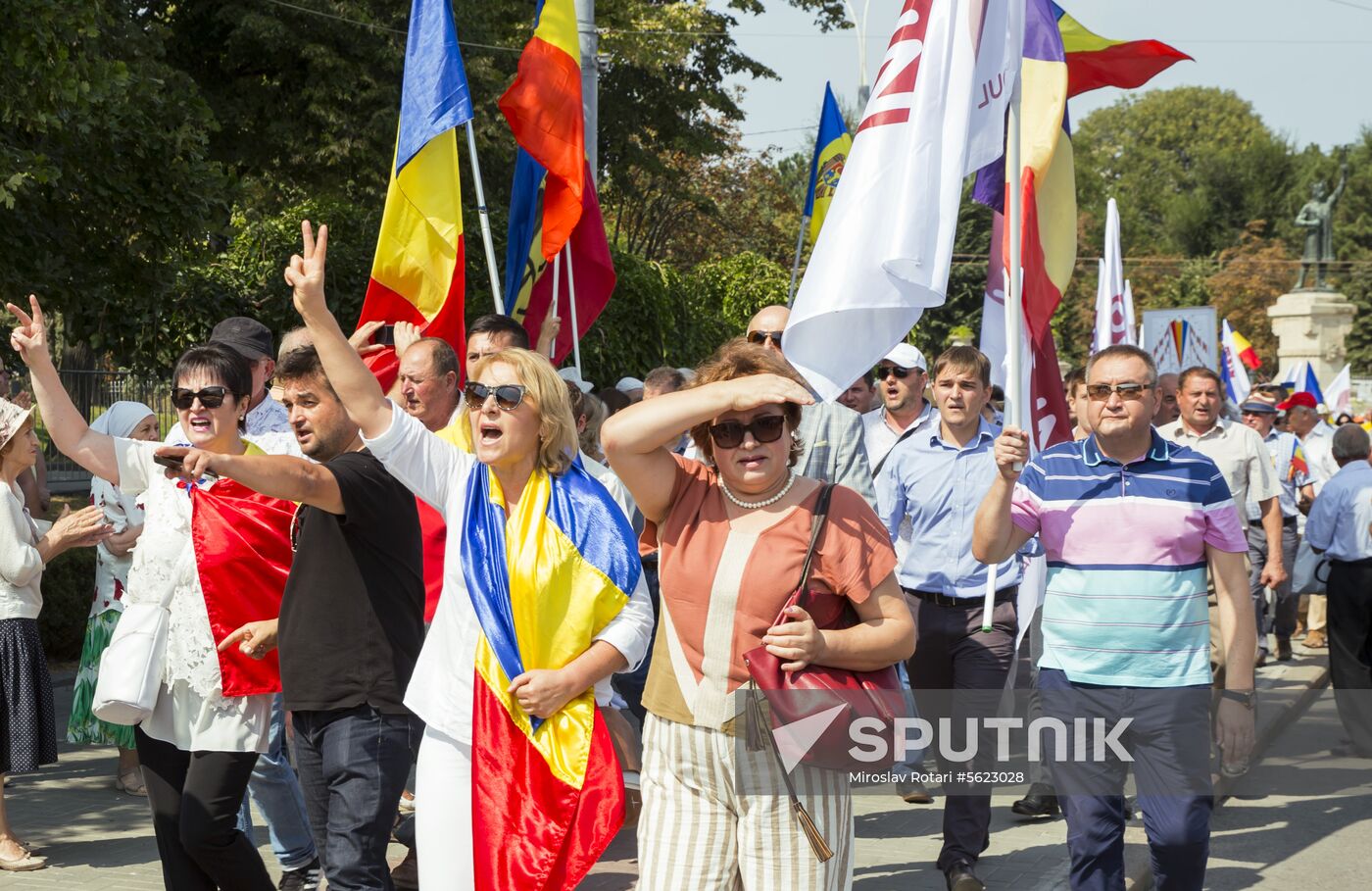 Supporters of unification of Moldova and Romania stage rally in Chisinau