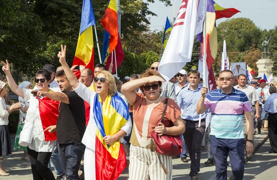 Supporters of unification of Moldova and Romania stage rally in Chisinau