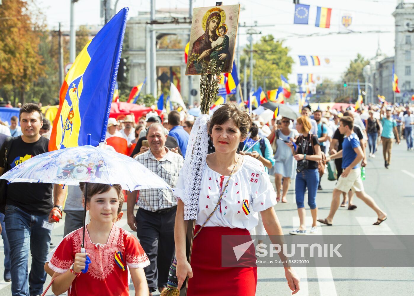Supporters of unification of Moldova and Romania stage rally in Chisinau