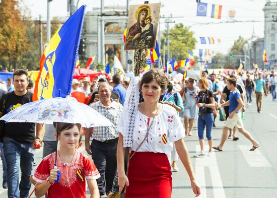 Supporters of unification of Moldova and Romania stage rally in Chisinau