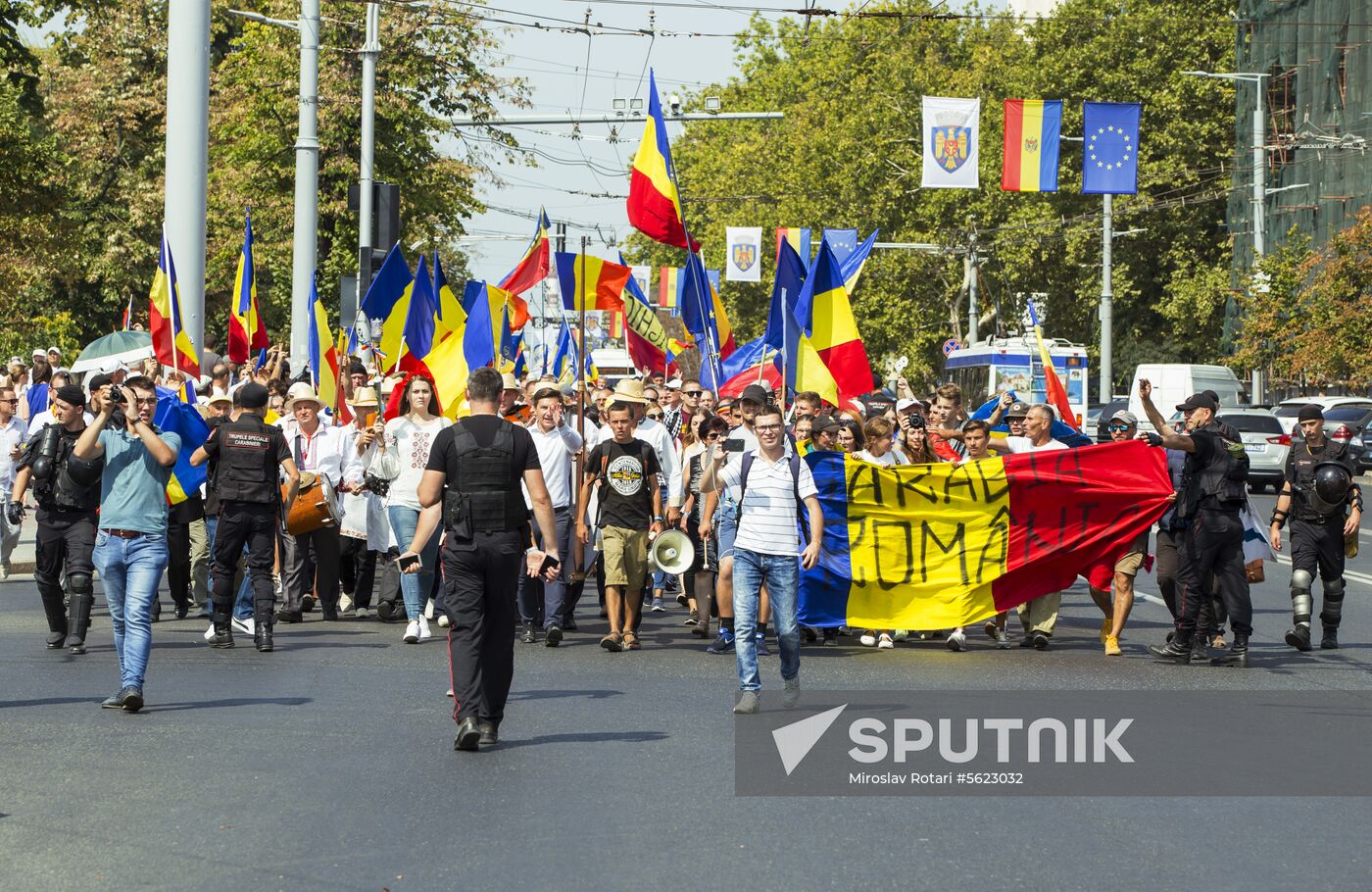 Supporters of unification of Moldova and Romania stage rally in Chisinau