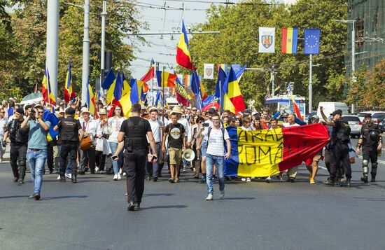 Supporters of unification of Moldova and Romania stage rally in Chisinau