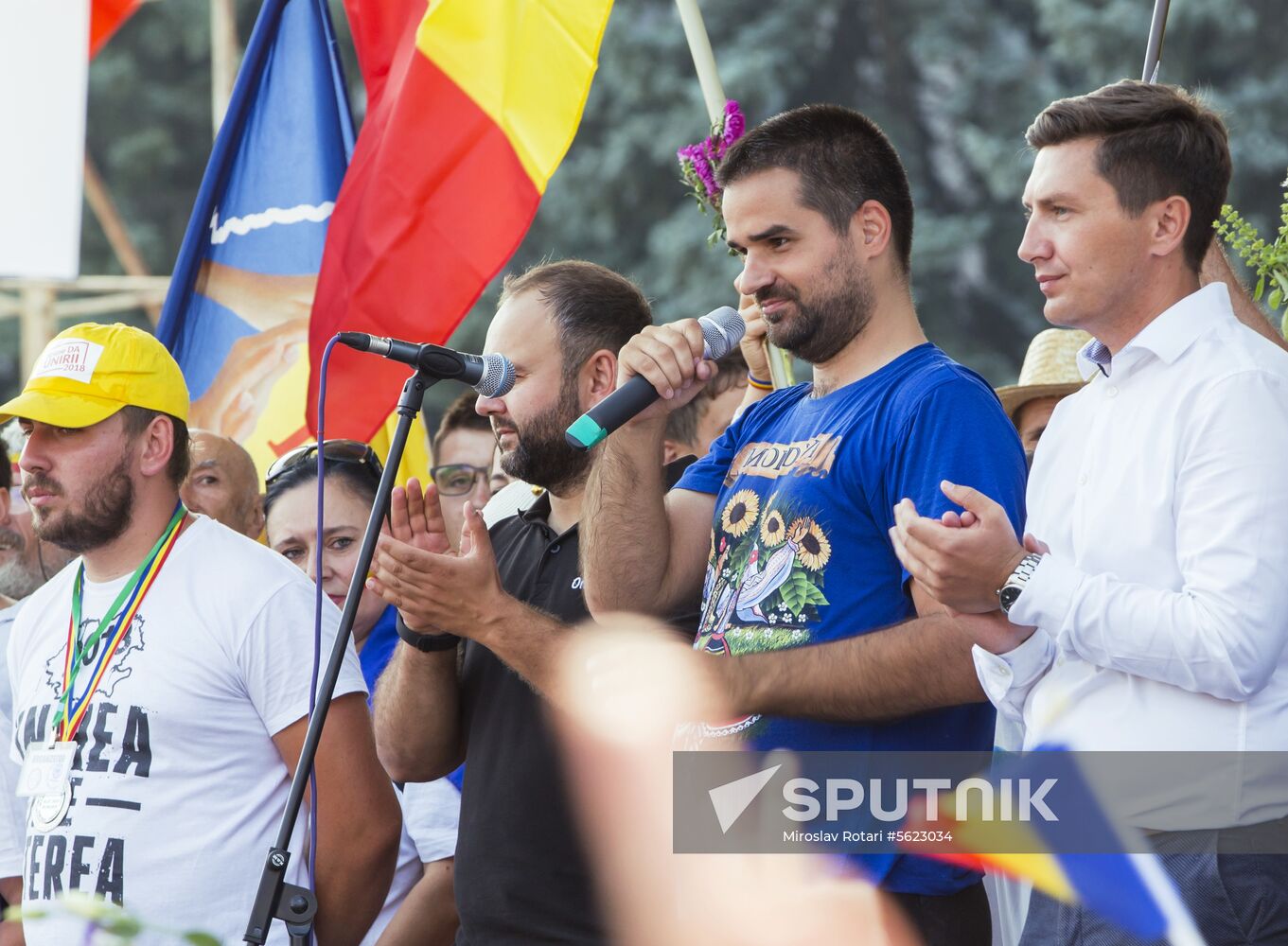 Supporters of unification of Moldova and Romania stage rally in Chisinau