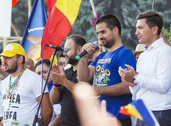 Supporters of unification of Moldova and Romania stage rally in Chisinau