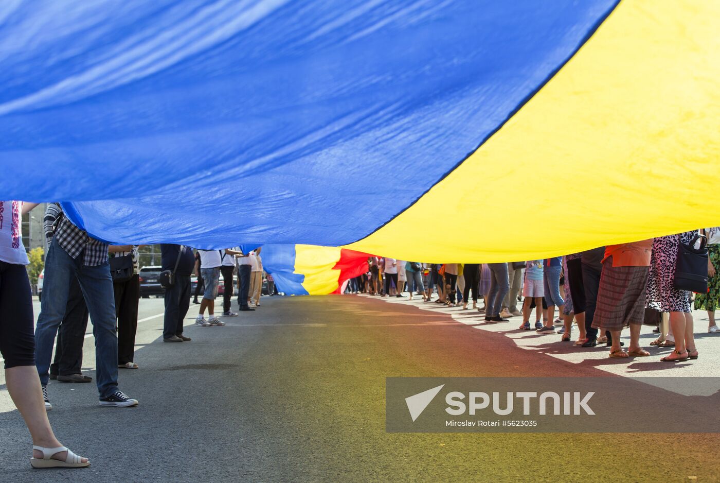 Supporters of unification of Moldova and Romania stage rally in Chisinau